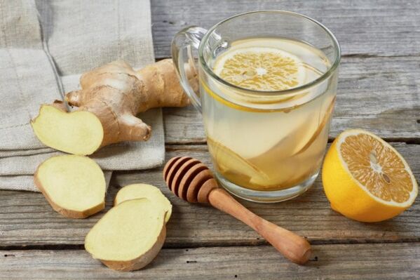 Il succo di limone e zenzero è una bevanda salutare per gli uomini