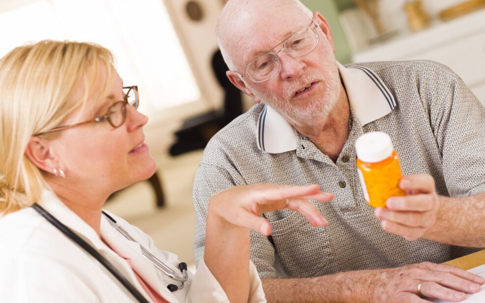Il medico prescrive il paziente per aumentare la potenza